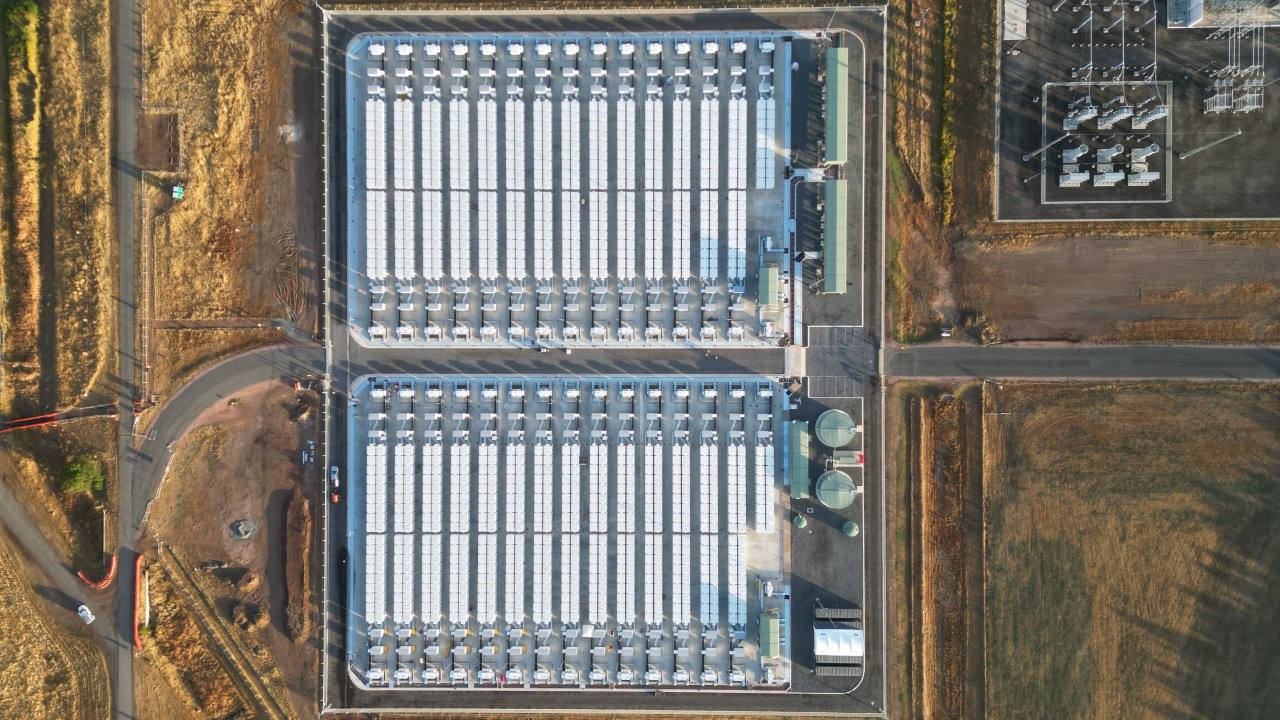 Battery energy storage system on site